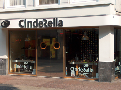 819996 Gezicht op de winkelpui van het pand Steenweg 25 (Schoenenwinkel Cinderella ) te Utrecht.N.B. Van 1910 tot ca. ...